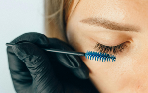 Qual a relação entre a blefarite e extensão de cílios?